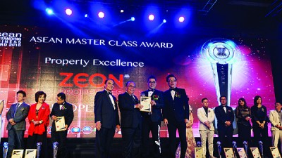 益安地产公司荣获ASEAN Outstanding Business Award - Master Class Award In Property Excellence殊荣。颁奖人为Malaysian Deputy Minister of Domestic Trade Coorperatives and Consumerism Henry Sum Agong及拿督斯里许展强先生。