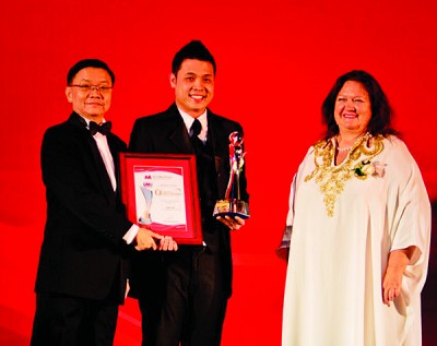 2013年,李烔良获得McMillan Woods Global Awards,世上最富裕的女士Georgina Rinehart为颁奖人(右1)。