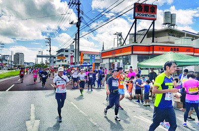 每年十二月上旬吸引约二万人参加的那霸马拉松，是日本国内最大规模的马拉松比赛。