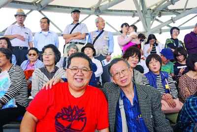 林星发在当地巧遇新加坡报人郑文辉，一同开心合照。