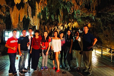 团员们参观有东南亚最大钟乳石洞美称的玉泉洞。