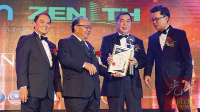 Ewein Zenith有限公司署理主席兼董事经理拿督尤瑞庆(右2)在东盟晚宴发展奖中接获东盟大师级城市发展奖(ASEAN Master Class in Urban Development Award),左为拿督斯里许展强及马来西亚国内贸易、合作与消费事务部副部长拿督亨利松艾贡(左2)。