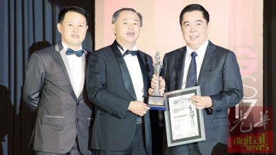 拿督尤瑞庆(右)代表Ewein Zenith有限公司从槟州行政议员罗兴强手中接获2017年INPenang Awards最佳产业发展商奖。