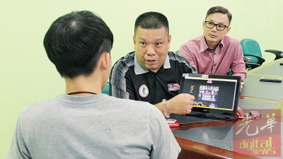 林同学（背对者）向张景文（右起）及孙艪华述说事件经过。