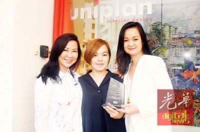 凭着卓越表现及响亮的声誉，由Uniplan Projects (M) Sdn.Bhd.负责设计的INFINITY高级豪华公寓荣获了2011年FIABCI大马产业大奖。