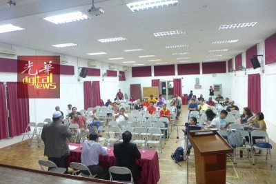 该会预备300人的场地,但是到最后只有约30人出席。