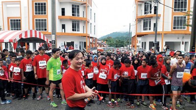 在霹雳州高乌举办慈善义跑，黄胤喜主持开幕仪式。