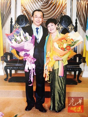 因为热心社会，张彬圣获得州元首封赐DJN准拿督勋衔，太太陈莉莉也感受到成功的喜悦。