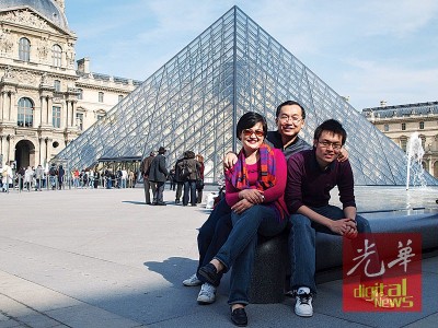 张彬圣一家三口畅游巴黎罗浮宫。
