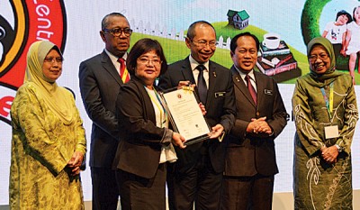 D'MONTE荣获2009年大马50强企业大奖，吴家珍代表D'MONTE上台领奖。