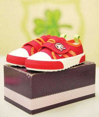 D'MONTE也推出自身设计的儿童校鞋，款式精致可爱。