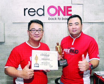 redONE在其联合创办人郑明傅(右)及郑佑耀带领下,在短短5年的时间内迅速窜红,并获得本报中山企业精神奖,可谓实至名归。