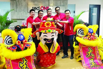 每年的新年,redONE管理层会邀请舞狮到来采青讨个好福气。