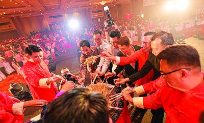 公司每年都会举办盛大晚宴,与全体员工、商业伙伴、销售伙伴等,一起同欢共乐。