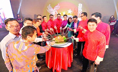 公司每年都会举办盛大晚宴,与全体员工、商业伙伴、销售伙伴等,一起同欢共乐。