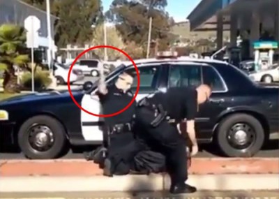 增援警员协助制服疑犯,最先到场的警员(红圈)手电筒猛打疑犯。