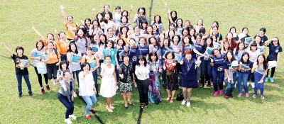 44名考获全A生,在领取成绩后于操场合照,前排左4为校长廖瑞芳。