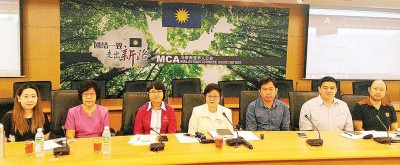 周美芬(中)希望更多华裔就读国家艺术学院。左起为卢淑莹、周淑媛和黄爱明;右起为陈咏兴、黄汉国和马骏驹。