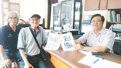 邓培光(中)在古迹协会主席叶添荣(右)及哈林(左)陪同下举行记者会。