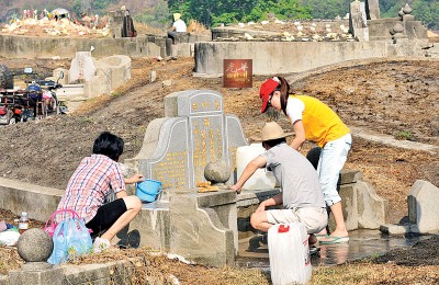 清明扫墓，男男女女尽一份孝道。