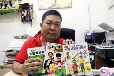 Mr Potato向记者分享，他从各国带回的“气球参考书”。