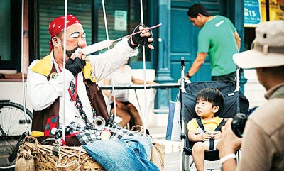 Mr Potato吹气球赠送予小孩。