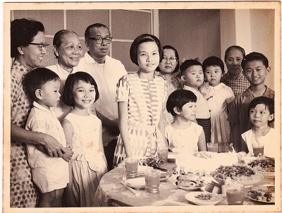 嘉平温馨而幸福的童年:图为她15岁生日切蛋糕前与家人合影。