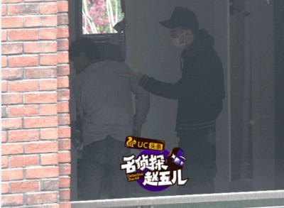 宋喆(右)到豪宅监督工人装修。