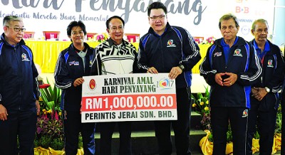 PERINTAS JERAI SDN.BHD董事郭馨文（右3）捐献100万令吉予苏丹娜峇依雅基金会，为全场款项最高捐献者，由吉州王储接领模型支票。
