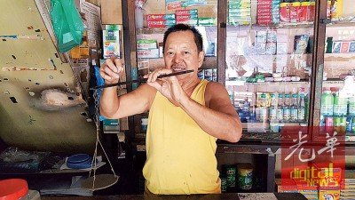 张兴财出示父亲年代用的吊秤。