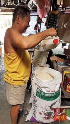 张兴财沿用旧时传统以自家糊的报纸袋装米零售。