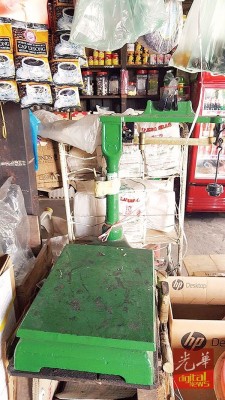 店里的一个老旧磅秤沿用至今。