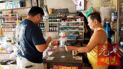 墙上的算盘在过去立过不少汗马功劳，如今搁置一旁作为装饰品。