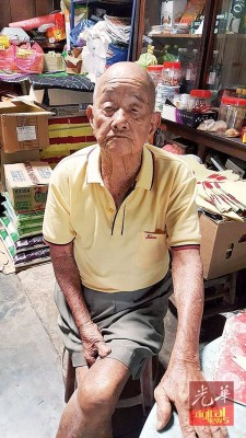 98岁高龄的张亚云身体健硕思维清晰，告诉记者本身从1935年4月南渡。