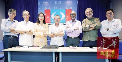 公正党副主席蔡天強(左起)、道北区国会议员卡玛鲁丁惹化、郭素沁、阿都拉昔、西华拉沙、卡立沙末及沈志勤不满莫哈末哈欣拒绝接见他们。