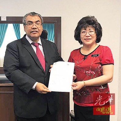 槟州教育局主任沙阿里（左）移交委任状予林丽芳。