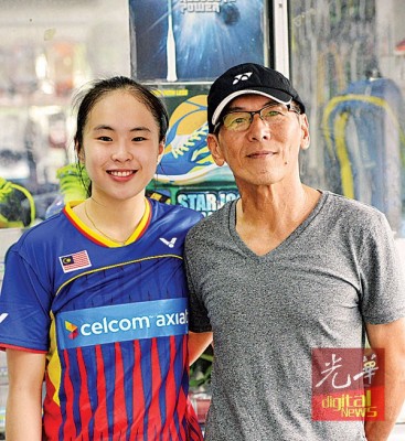 陈康乐的启蒙教练就是自己的父亲陈成和（右）。