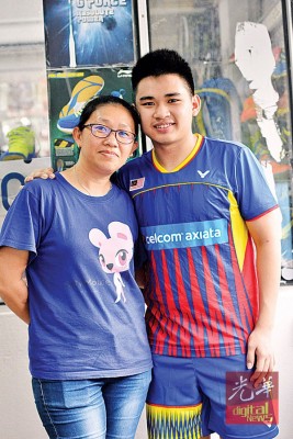 柯丽丽（左）对爱儿郑宇骏投身羽球运动给予百分百的支持。