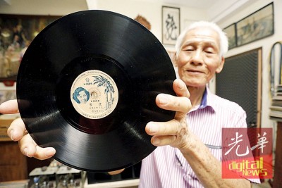一曲芳艳芬的槟城艳,是张健荣手上珍品之一,唱出了马来西亚沿海一带的椰林风情。