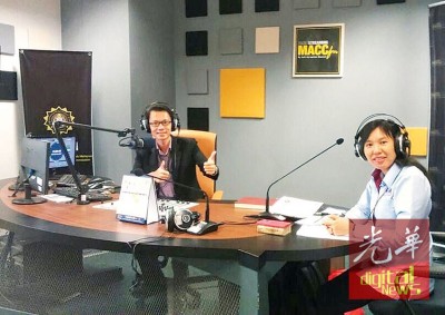 林慧玮（右）在“MACCfm”的访谈节目上强调，无论是施或受，贪污就不对。