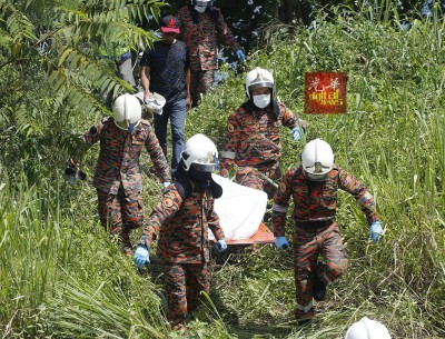 消拯人员协助从废矿湖打捞起尸体,尔后交由警方处理。