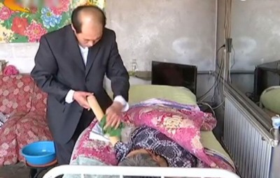 许新河自母亲成为植物人后,每日亲自照料母亲日常起居。
