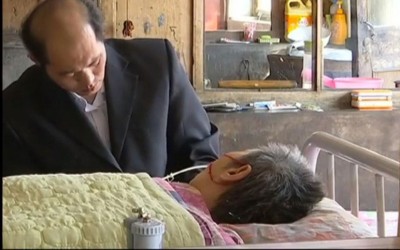 当母亲眼睛偶尔微微睁开,许新河就会在母亲旁边陪她说话。