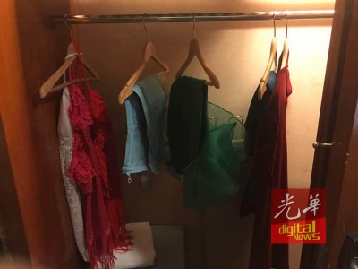 妓女在橱柜内置放多件的性感内衣及睡衣。