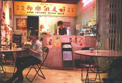 店家在酒馆外头放置的传统咖啡店铁制座椅,让很多大叔以为这就是那么一家街角的KOPITIAM。