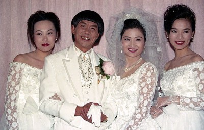 猪哥亮当年与叶瑞美(右二)结婚,谢金燕(右一)、谢青燕(左一)开 心出席。