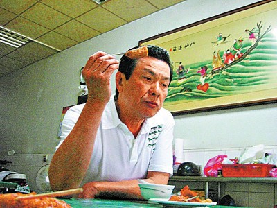 猪哥亮被媒体拍到吃黑轮,行踪曝光后无法再跑路,却也因此让他重新复出。