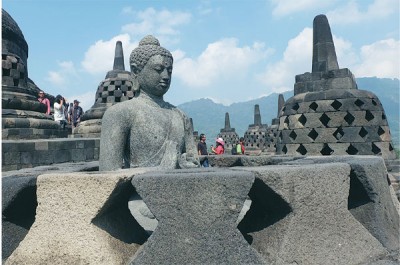 婆罗浮屠7至9层，共建有72个钟形舍利塔或译翠堵波（Stupa），每座舍利塔内端坐着一尊佛像。 