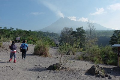默拉皮火山于2010年喷发后，开启了火山熔岩之旅，给当地居民带来经济效益。
