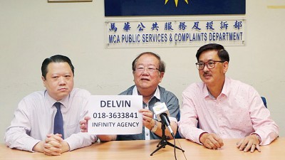 张天赐由陈元虎（右）及郭朴进（左）陪同，展示涉及冒用其名的Delvin及其联络电话，要求知情公众提供情报及投报。